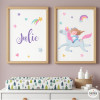 Conjunto de 2 Láminas Infantiles – Niña Galopando sobre un Unicornio para Decoración Única