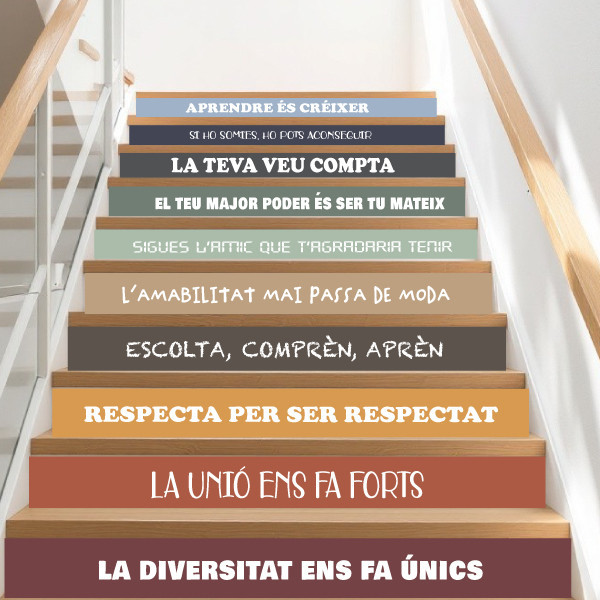 Decoració d’escales escolars. Vinils amb frases de cohesió escolar