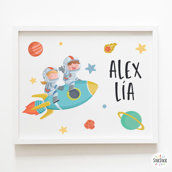 Affiche enfantine pour chambres partagées. Garçon + fille avec fusée