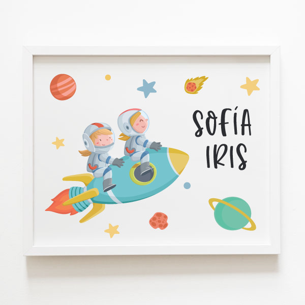 2 nenes amb coet. Làmina infantil personalitzable amb dos noms