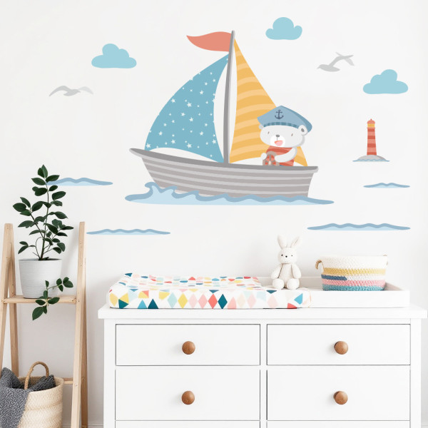 Vinil decoratiu infantil barqueta amb osset mariner, far, núvols i gavines per habitació de nadó