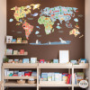 Vinil infantil mapamundi Món Feliç amb animals, personatges i monuments per decorar habitacions de nadó i infantils