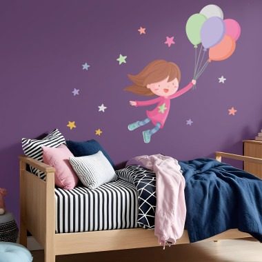 Sticker mural enfant personnalisé représentant une fille avec des ballons et des étoiles pour décorer une chambre d’enfant