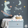 Vinilos infantiles bebé dinosaurio en la luna – Pegatinas de pared infantiles para habitación bebé y niños