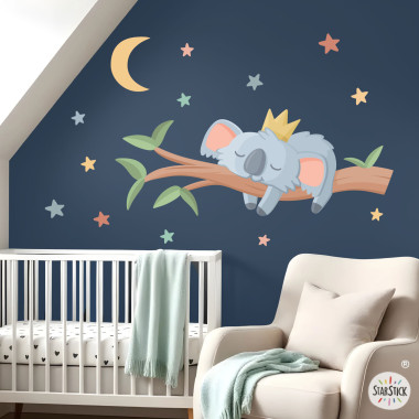 Vinilo infantil koala durmiendo en la rama, pegatina adhesiva decorativa de pared para habitación infantil o cuarto de juegos.
