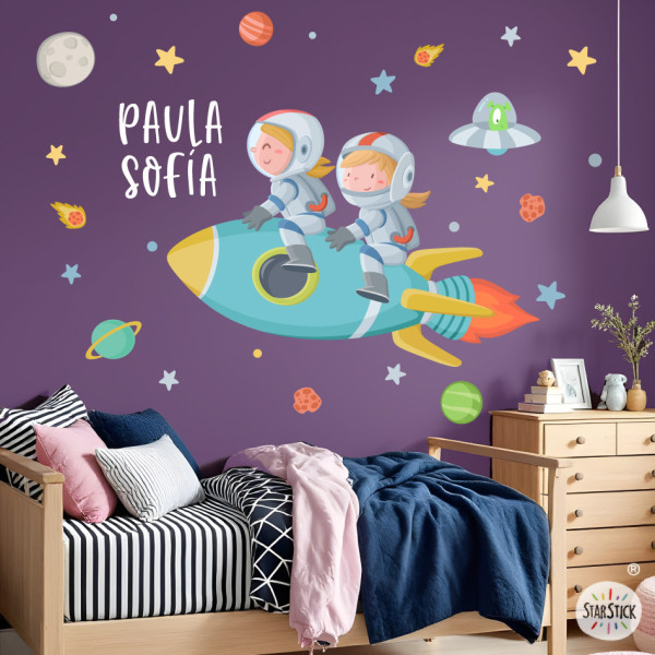 Vinil infantil dues germanes en coet amb planetes i estrelles