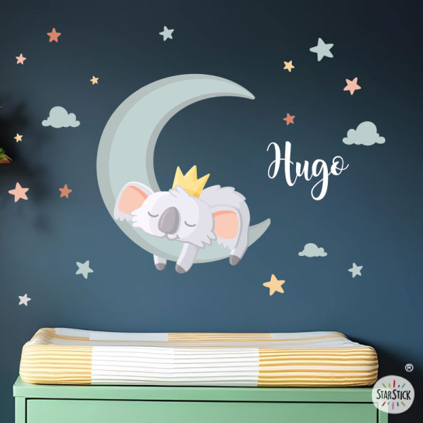 vinilo infantil koala bebé durmiendo en la luna con estrellas y nubes decoración pared habitación bebé
