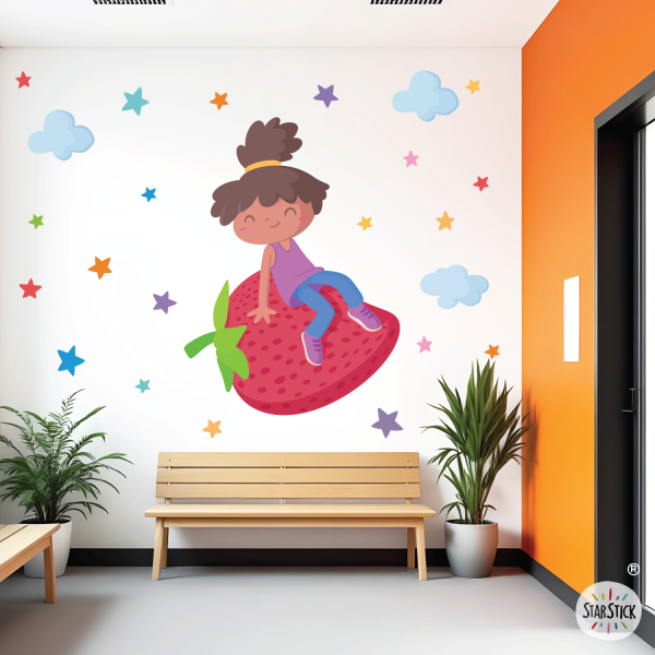 - Vinilo de pared Niña con fresa – Arte decorativo para comedores escolares, guarderías y aulas infantiles