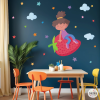 Mural infantil Niña con fresa – Decoración colorida para comedores escolares, cocinas infantiles y espacios educativos