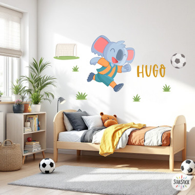 Sticker mural enfant Koala footballeur | Décoration murale adhésive | Idée déco originale pour chambre d’enfant