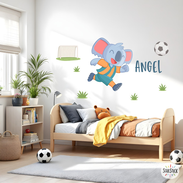 Sticker mural enfant Koala footballeur | Décoration murale adhésive | Idée déco originale pour chambre d’enfant