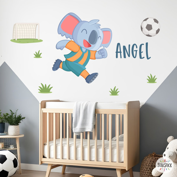 Vinil infantil Koala futbolista | Adhesiu de paret decoratiu | Decoració original per a habitacions infantils
