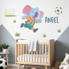 Vinil infantil Koala futbolista | Adhesiu de paret decoratiu | Decoració original per a habitacions infantils