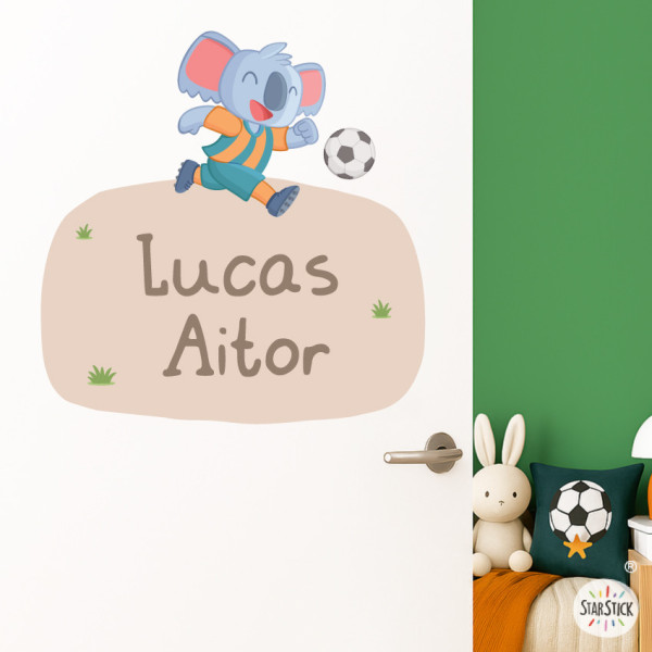Vinilo infantil con nombre – Koala futbolista | Decoración infantil personalizada