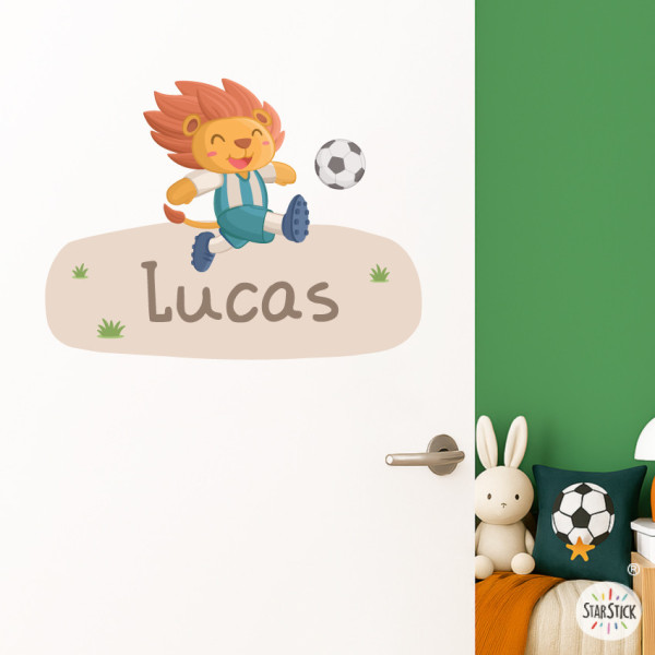 Vinil infantil amb nom – Lleó futbolista | Decoració infantil personalitzada