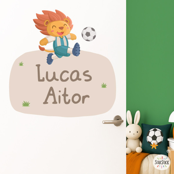 Vinil infantil amb nom – Lleó futbolista | Decoració infantil personalitzada