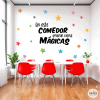 Vinilo decorativo para comedor escolar con el texto “En este comedor pasan cosas mágicas”, idioma a elegir