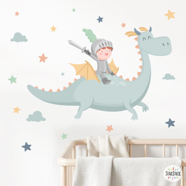 Vinil infantil cavaller volant amb drac màgic entre núvols decorant paret d’habitació infantil