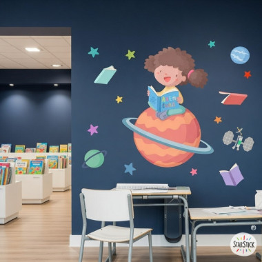 Vinil infantil nena morena llegint sobre un planeta | Decoració educativa per biblioteques i escoles