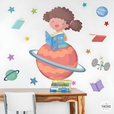 Sticker mural enfant fille lisant sur une planète | Décoration bibliothèque scolaire