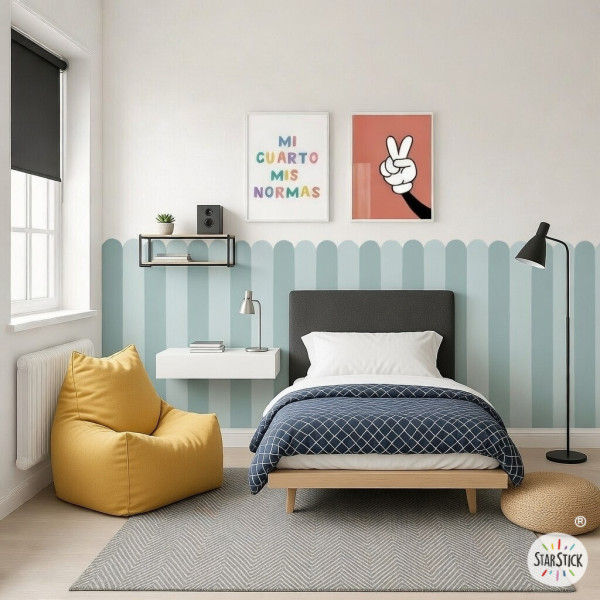 Panel de pared con rayas verticales y borde festoneado para decoración juvenil
