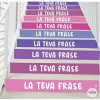 Vinils decoratius a les escales d’un col·legi amb frases motivadores en color lila.