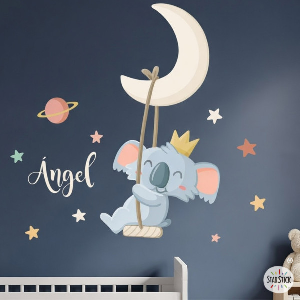 Sticker pared infantil koala columpio sobre luna decoración habitación bebé