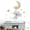 Vinilo decorativo infantil koala en luna con columpio en habitación de bebé
