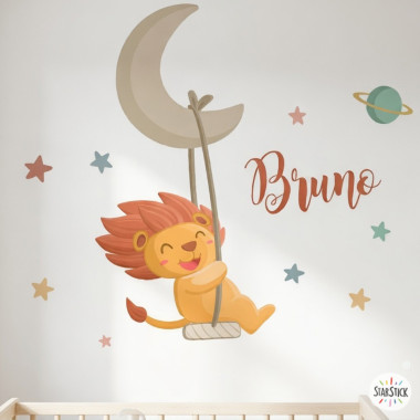 Sticker mural enfant représentant un lion se balançant sur la lune avec des étoiles pour décorer la chambre de bébé