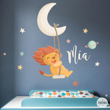 Vinil decoratiu infantil d’un lleó gronxant-se a la lluna amb estrelles per decorar la paret de l’habitació del nadó