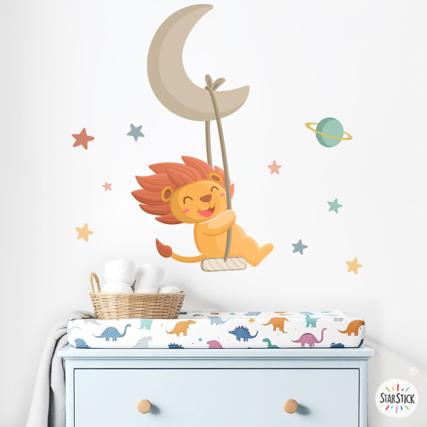 Vinilo decorativo infantil león en luna con columpio para habitación de bebé