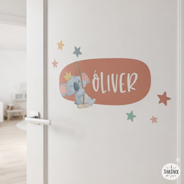 Vinilo infantil personalizado con nombre koala en luna con columpio para habitación de bebé