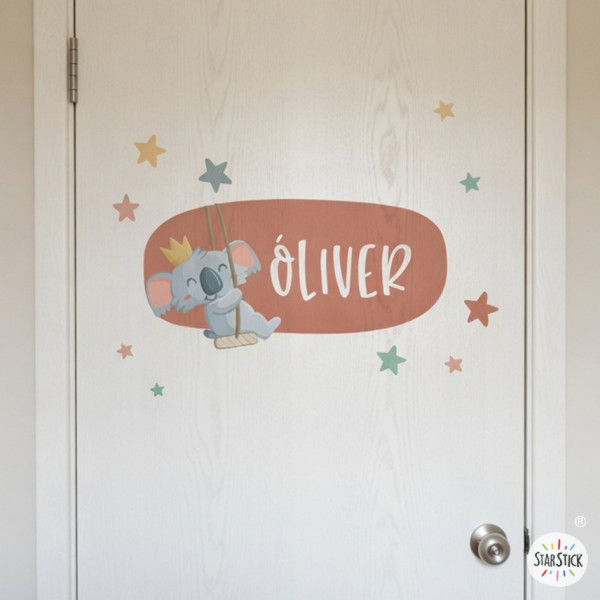 Vinilo infantil personalizado con nombre koala en luna con columpio para habitación de bebé