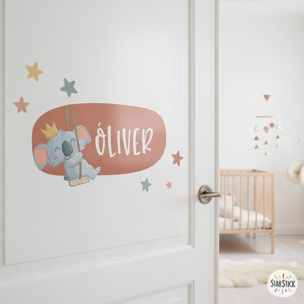 Vinilo infantil personalizado con nombre koala en luna con columpio para habitación de bebé