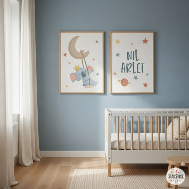 Cuadro infantil personalizado con nombre de un koala en la luna con columpio para habitación de bebé