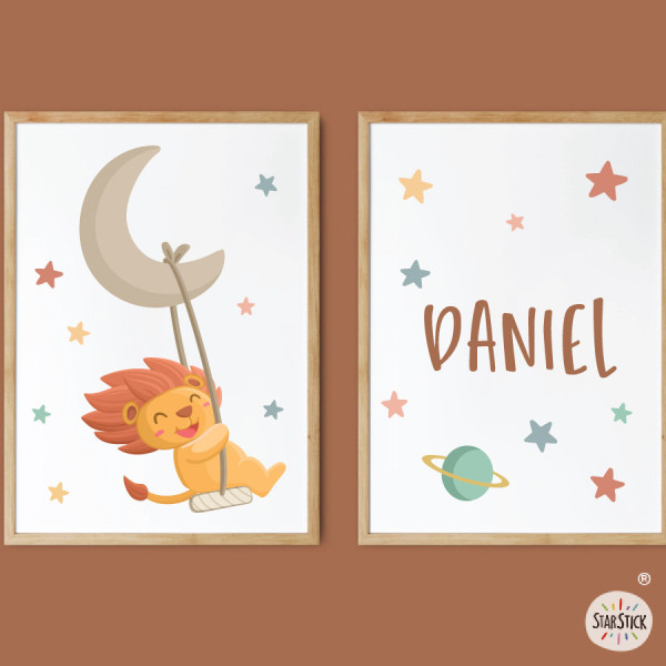 Pack of 2 personalized kids’ wall art pieces with name – Lion on the moon with swing for baby room