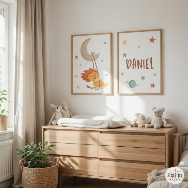 Pack of 2 personalized kids’ wall art pieces with name – Lion on the moon with swing for baby room