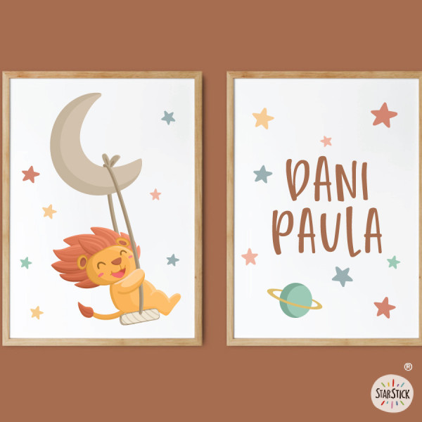 Pack of 2 personalized kids’ wall art pieces with name – Lion on the moon with swing for baby room