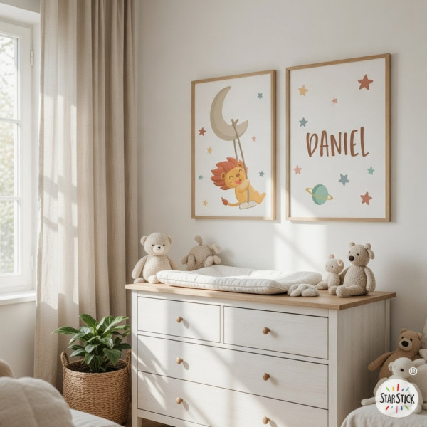 Pack of 2 personalized kids’ wall art pieces with name – Lion on the moon with swing for baby room