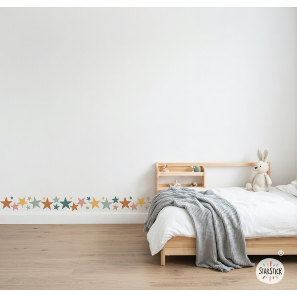 Cenefa adhesiva infantil d’estrelles en tons Boho, efecte pintat. Decoració infantil i juvenil.