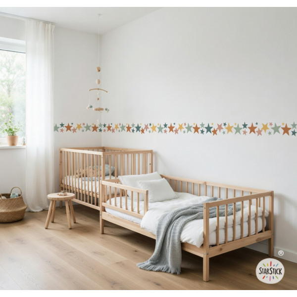 Cenefa adhesiva infantil d’estrelles en tons Boho, efecte pintat. Decoració infantil i juvenil.