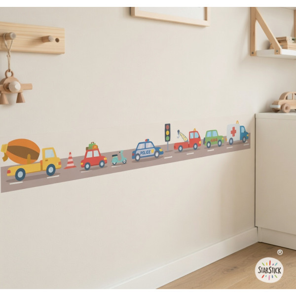 Cenefa infantil amb cotxes de colors a la paret d’una habitació infantil