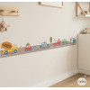 Cenefa infantil amb cotxes de colors a la paret d’una habitació infantil