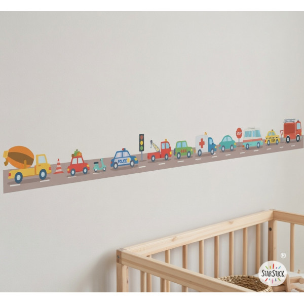 Cenefa infantil amb cotxes de colors a la paret d’una habitació infantil