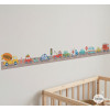 Cenefa infantil amb cotxes de colors a la paret d’una habitació infantil