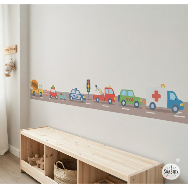 Cenefa infantil amb cotxes de colors a la paret d’una habitació infantil