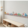 Cenefa infantil amb cotxes de colors a la paret d’una habitació infantil