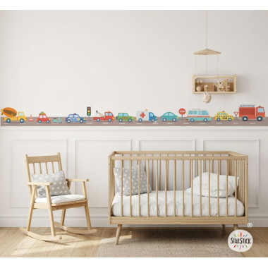 Cenefa infantil amb cotxes de colors a la paret d’una habitació infantil