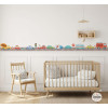 Cenefa infantil amb cotxes de colors a la paret d’una habitació infantil