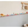 Cenefa infantil amb cotxes de colors a la paret d’una habitació infantil